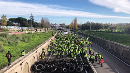 Gilets jaunes : le cortège arrive au rond-point du Vittier à Arles