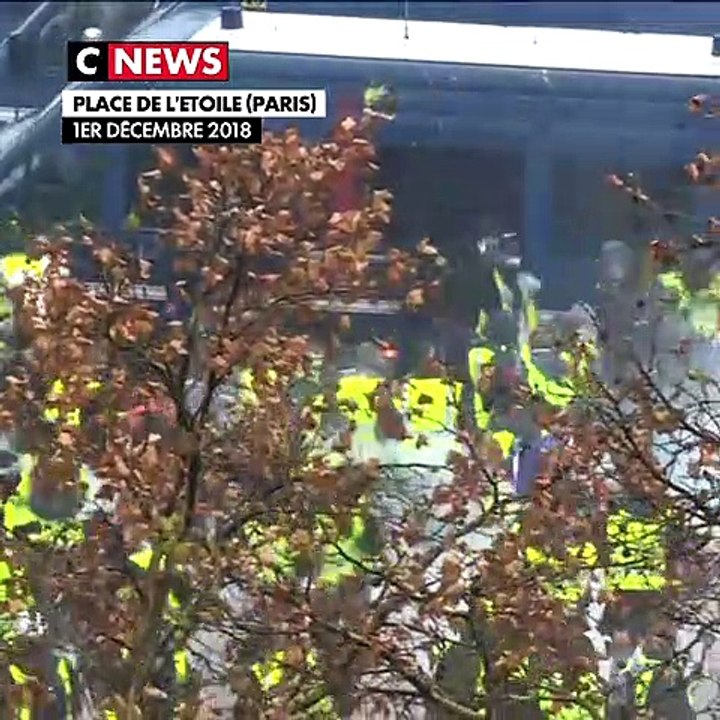 Des individus ont attaqué un car de CRS sur la Place de l'Etoile