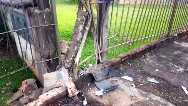 Caminhonete atinge muros e portão de residências no São Cristóvão