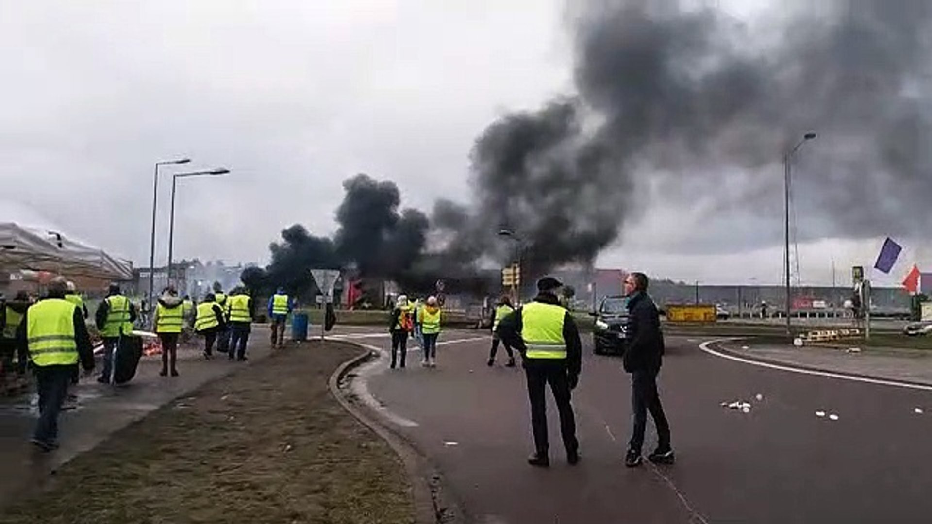 Le Climat Se Tend Entre Crs Et Gilets Jaunes à Saint Avold