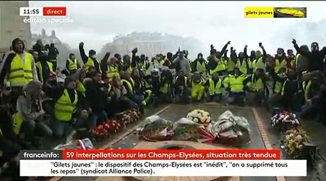 Gilets Jaunes : Regardez un peu avant midi les manifestants assis autour de la flamme du soldat inconnu chantant la Marseillaise