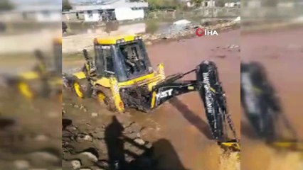 Viranşehir’de şiddetli yağış sele neden oldu...Selde mahsur kalan çocukları taşıyan kepçe çamura saplandı