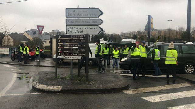 À Mayenne. Les gilets jaunes bloquent le rond point de Lidl