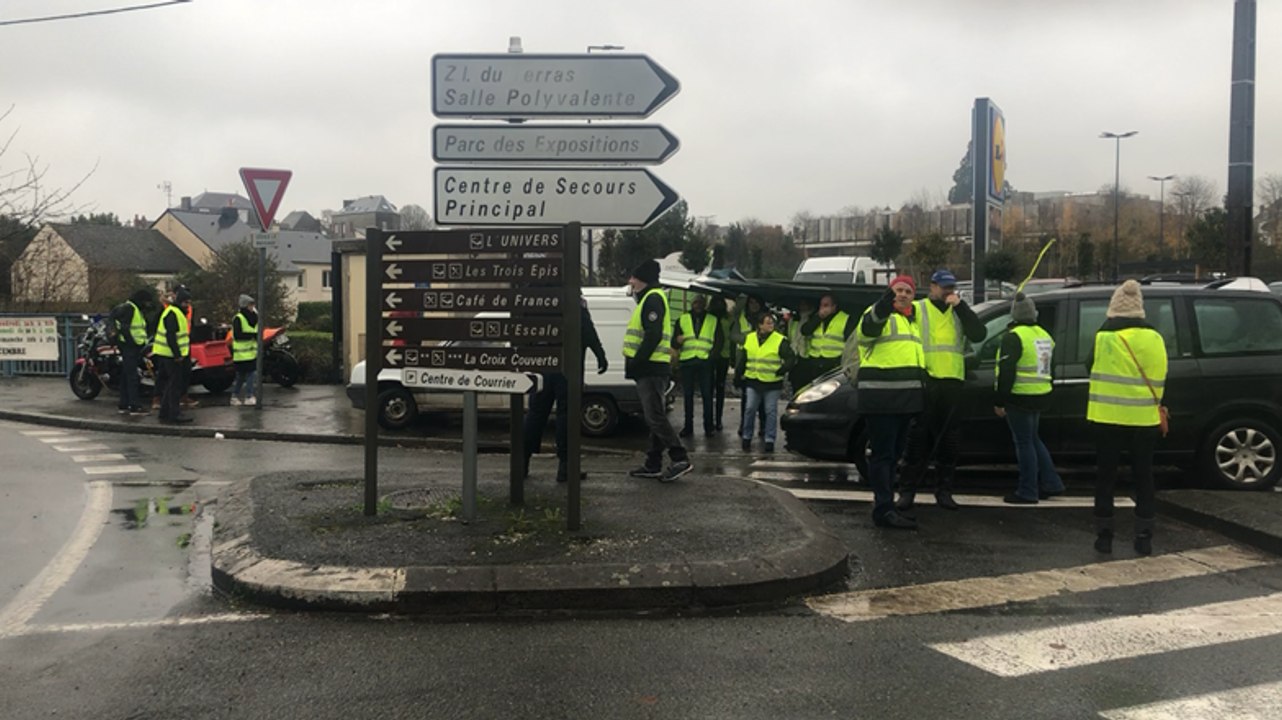 À Mayenne. Les gilets jaunes bloquent le rond point de Lidl