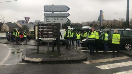 À Mayenne. Les gilets jaunes bloquent le rond point de Lidl