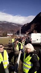 Une centaine de Gilets jaunes mobilisée au pied du viaduc des Egratz