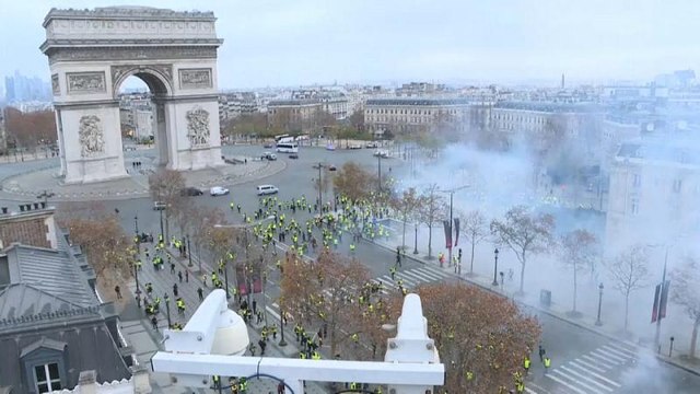 Parigi: torna la rabbia dei Gilet gialli . Sotto assedio Macron
