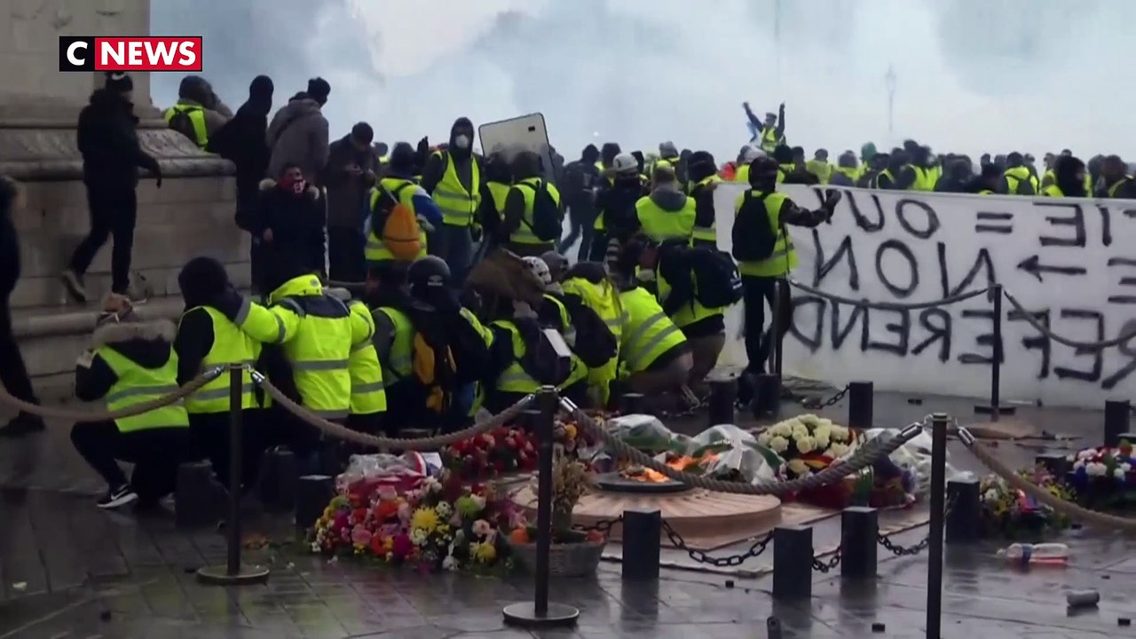 Des «gilets jaunes» protègent la flamme du soldat inconnu