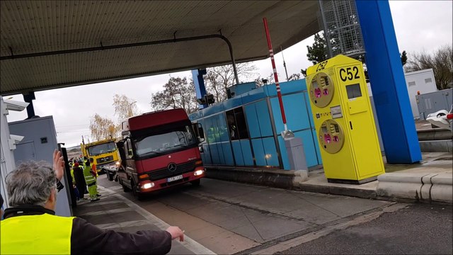 Les gilets jaunes à la barrière de péage de Sainte-Marie-Aux-Chênes