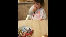 فيديو: لن تصدق ماذا فضلت هذه الطفلة الصغيرة عن الشوكولاتة!