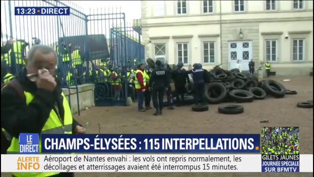 Au Puy-en-Velay, des gilets jaunes tentent d'entrer dans la cour de la Préfecture