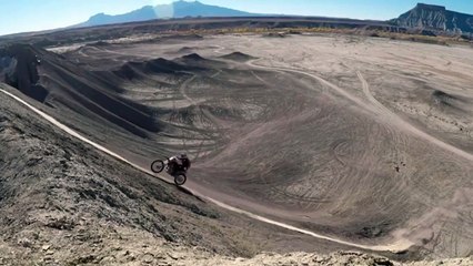 Ce motard réalise un saut en motocross incroyable... Regardez un peu la hauteur