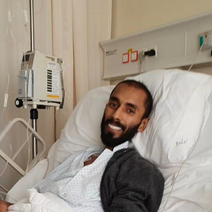 لقطة مؤثرة لعبدالله المقبالي خلال نقله للعلاج في الخارج من مرضه الأليم