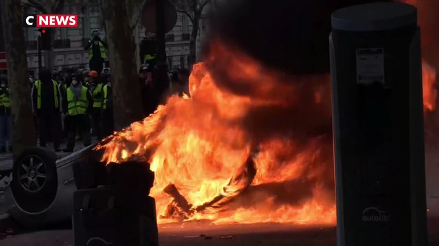Aux abords des Champs-Elysées, des individus ont mis le feu à un véhicule