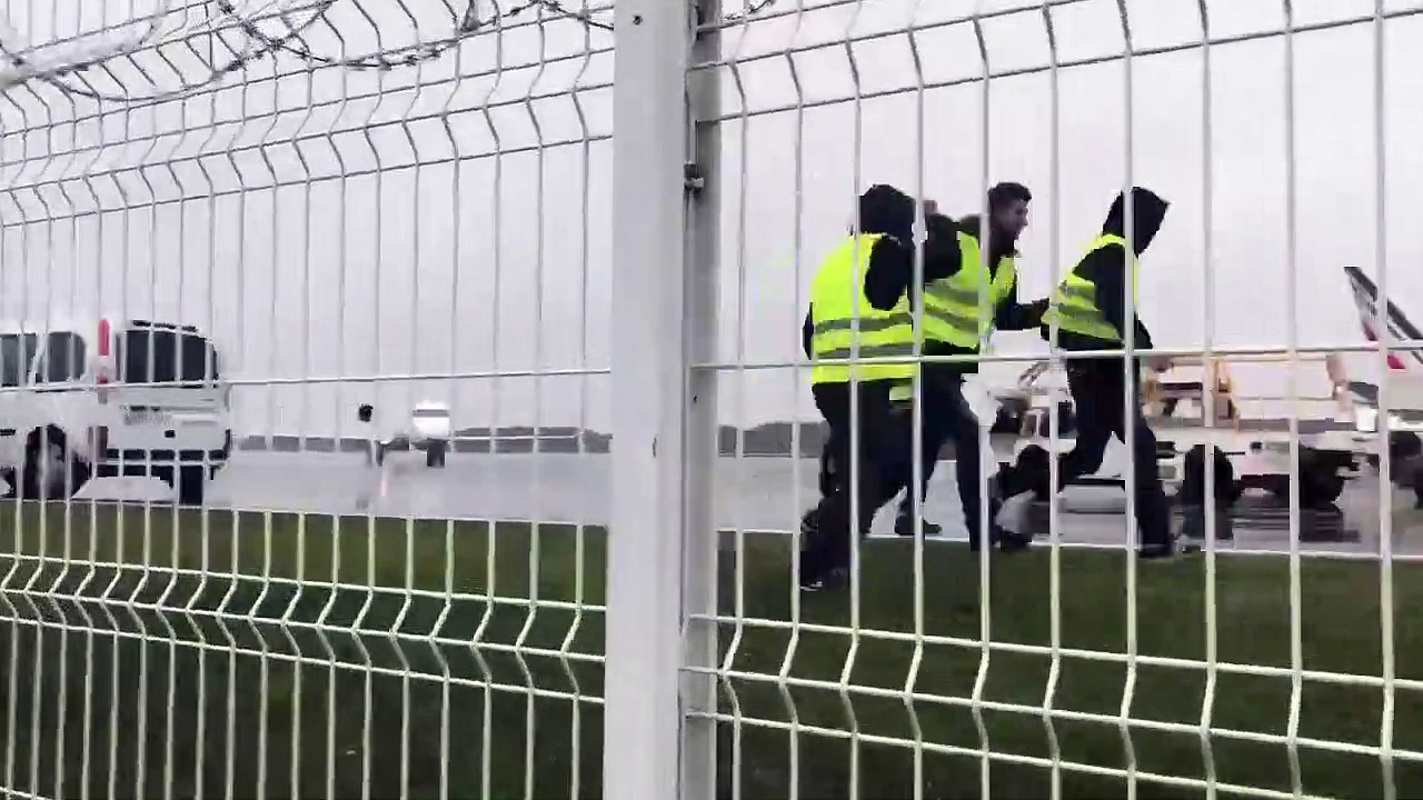 Des Gilets Jaunes envahissent une piste d'atterrissage de l'aéroport de Nantes