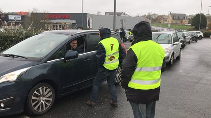 Barrage filtrant des gilets jaunes à l’entrée de la zone commerciale de l’Espace 23