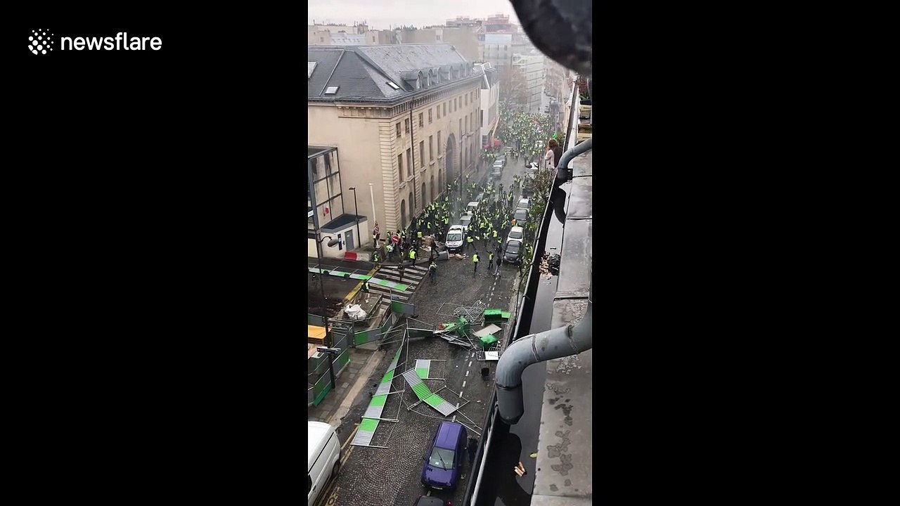 "Yellow vests" protesters attack police car in Paris