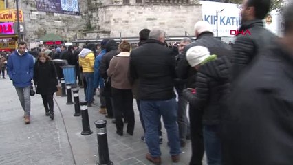 İstanbul Eminönü'nde Milli Piyango Kuyruğu