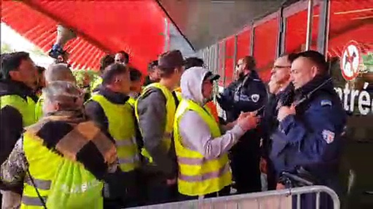 Montélimar : les gilets jaunes tentent d'entrer au palais des congrès