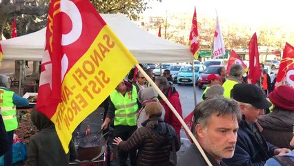 Manifestation des syndicats devant la sous-préfecture