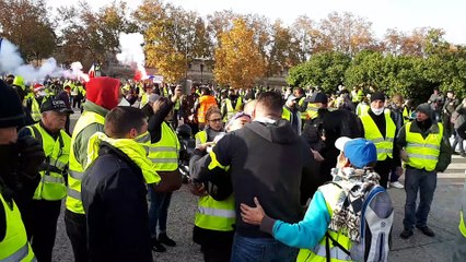 Les gilets jaunes face aux CRS à la préfecture