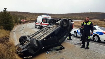 Erzincan'da otomobil şarampole devrildi: 2 yaralı