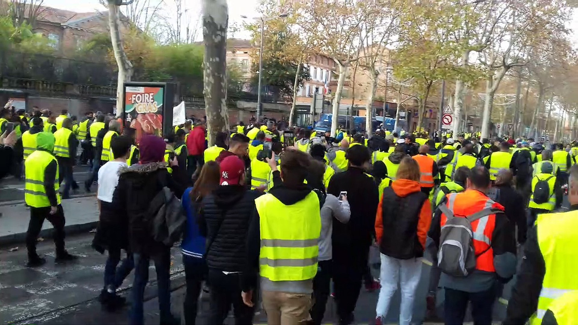 Manifestation des Gilets jaunes samedi 1er décembre à Albi - Vidéo  Dailymotion