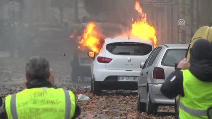 Fransa'da Göstericiler Araçları Ateşe Verdi