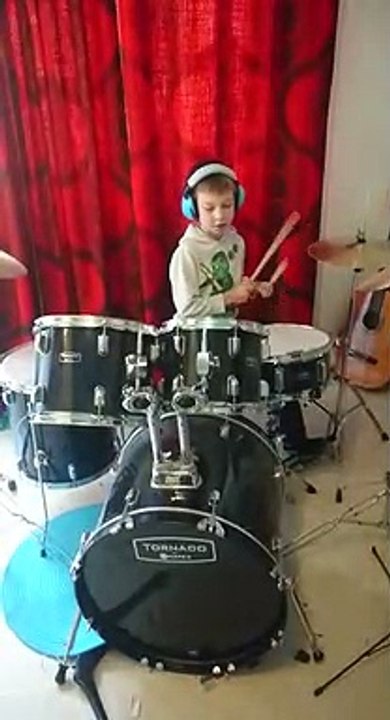 jünge 8 Jahre spielt schlagzeug 1.12.18