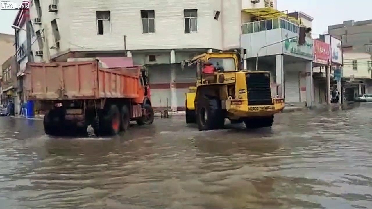 Comment retirer l'eau des rues après de fortes précipitations (Irak)