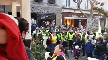 Les gilets jaunes font irruption au marché de noël de Sarreguemines