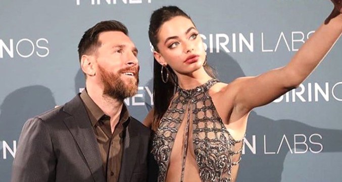 Model Yael Shelbia ile Bir Araya Gelen Messi'nin Utangaç Hali Gözlerden Kaçmadı