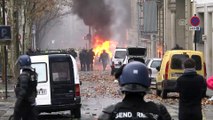 Fransa'da göstericiler araçları ateşe verdi (2) - PARİS