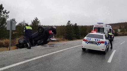 Erzincan'da Otomobil Şarampole Devrildi: 2 Yaralı
