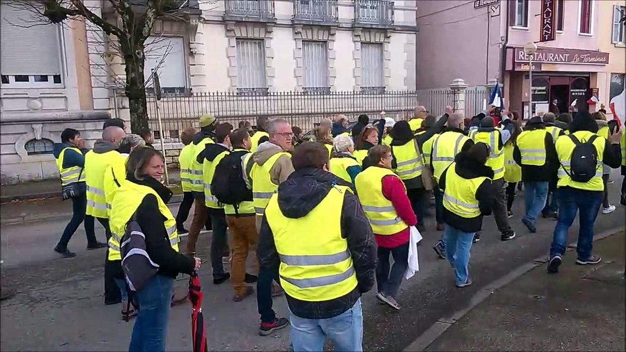 Gilets jaunes: ils ont manifesté dans les rues d'Oyonnax - Vidéo Dailymotion