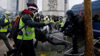 Paris: Gelbwesten gehen auf die Barrikaden