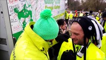 De retour de Paris, Gépy signe des dizaines d'autographes aux gilets jaunes