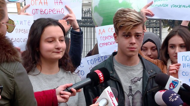 Gjimnazistët protestojnë kundër ndotjes së ajrit