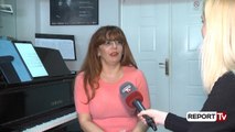Report Tv - Artistja Merita Rexha Tërshana rrëfen jetën e saj me pianon: Muzika më plotëson!