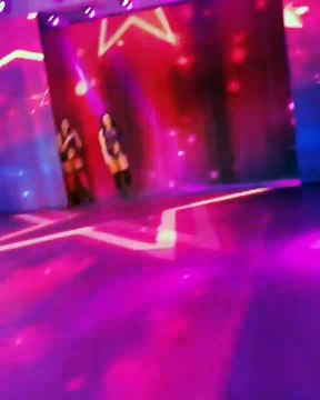 IIconics (Billie Kay and Peyton Royce) Entrance - Smackdown November 27th 2018