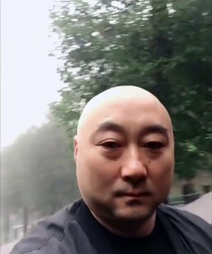 Pour un crâne complètement invisible cet homme nous montre une technique incroyable !