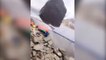 Un énorme rocher traverse un camp d'alpinisme au Pakistan