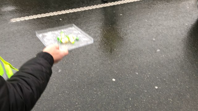 Les Gilets jaunes offrent des friandises aux automobilistes