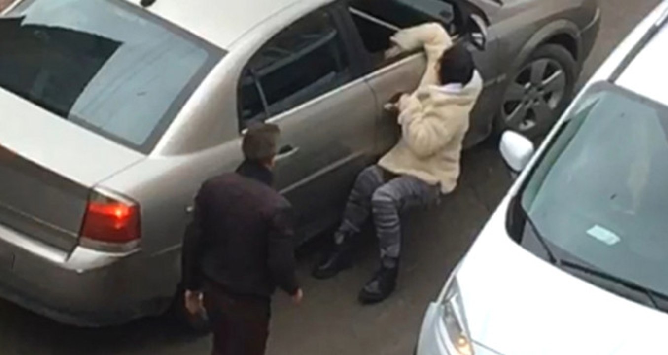 Sosyal Medyadan Tanıştığı Kadın Otomobiline Binmek İstemeyince Yerlerde Sürükledi