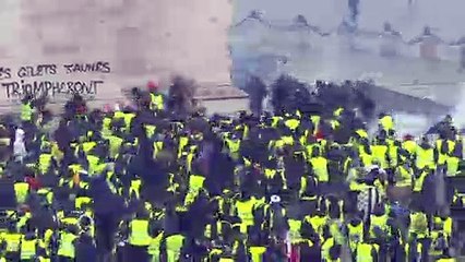 Violentos enfrentamientos en París en protestas contra Macron