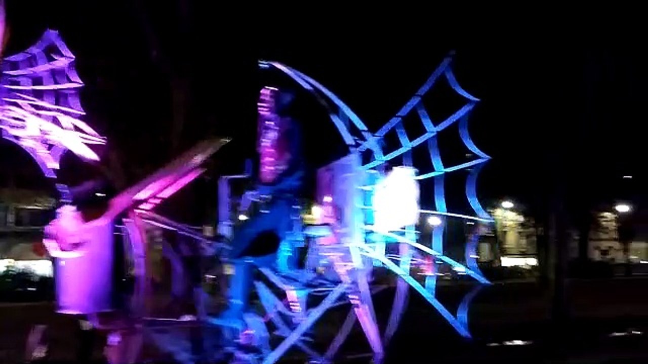 Les géants dansent au défilé de la Saint-Nicolas à Nancy.