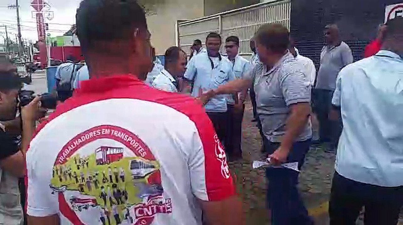 Rodoviários aplaudem soltura de motorista de ônibus na Serra