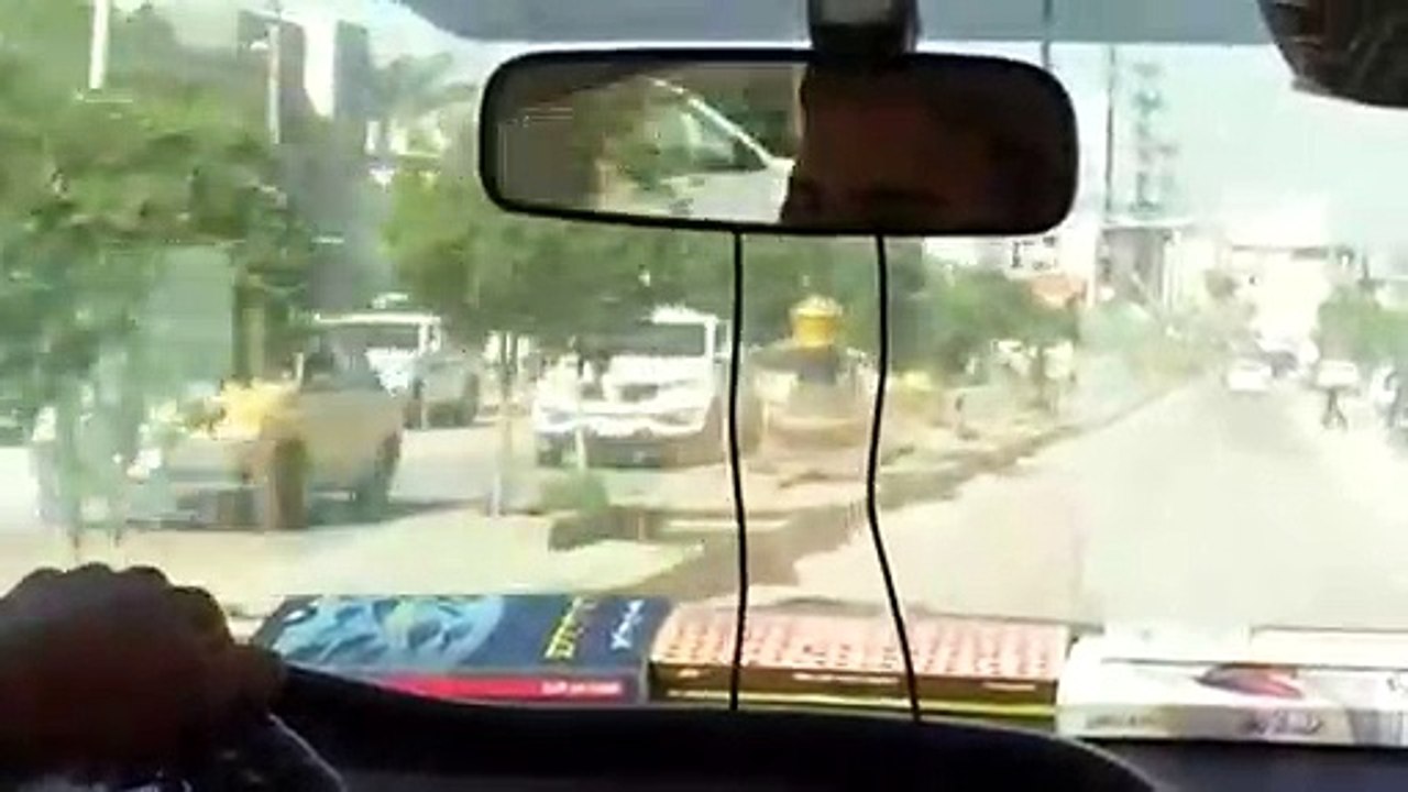 Irakischer Taxifahrer bringt Kunden zum Lesen