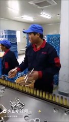 Cet ouvrier est le roi du travail à la chaîne !