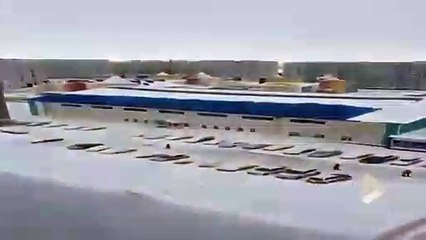 Quand des tonnes de neige chutent d'un toit et écrasent des voitures